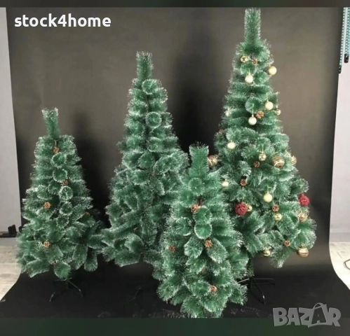 Изкуствена коледна елха с кръстата стойка и бели връхчета