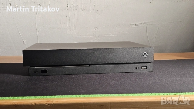 Xbox One X 1 TB + 2 контролера + 7 игри