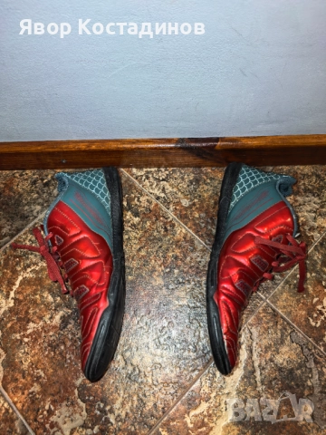 Подарявам обувки за футбол, запазени, червени, 41 номер , снимка 2 - Маратонки - 52673297