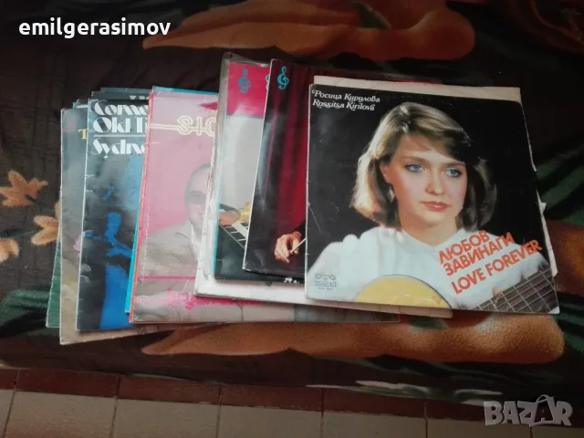 Грамофонни плочи големи и малки и две вази .