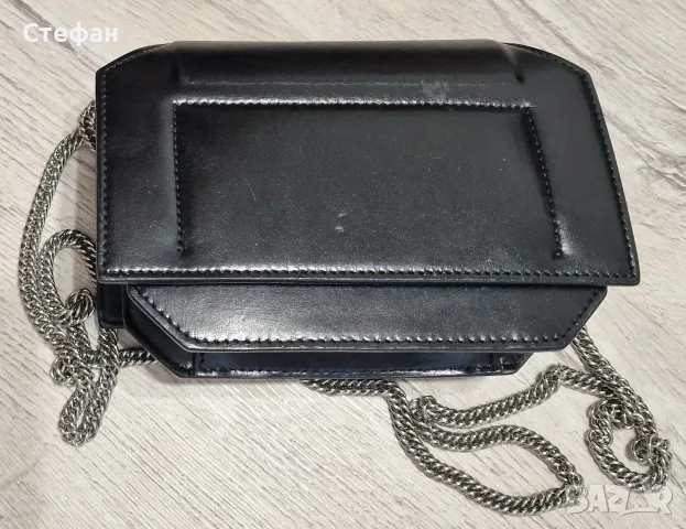 Оригинална Givenchy черна кожена чанта с верига и сребърна закопчалка – Made in Italy, снимка 16 - Чанти - 55768471