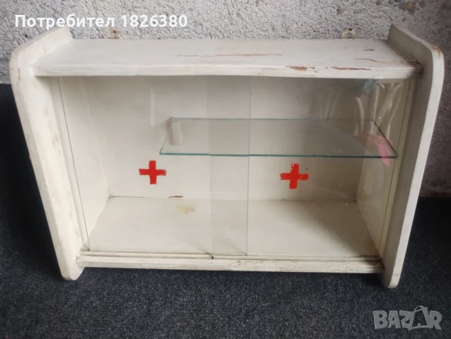 Дървена аптечка за стена