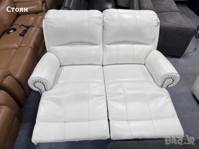 Бял кожен диван двойка с ръчен релаксиращ механизъм, снимка 3 - Дивани и мека мебел - 41376680