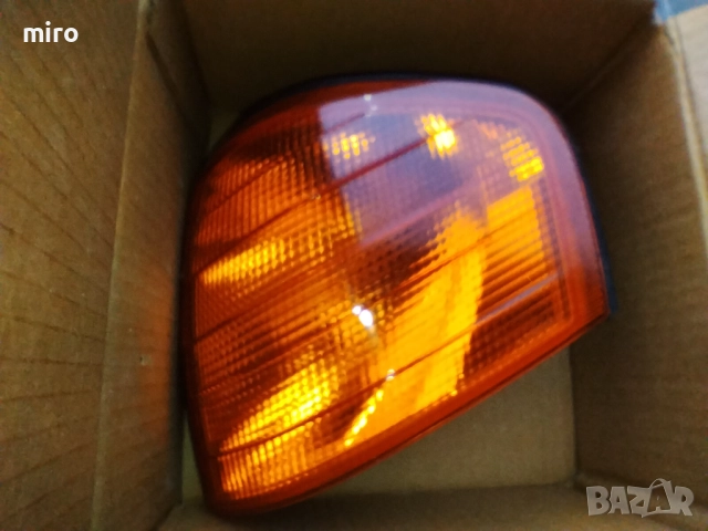 Преден ляв оранжев мигач до фар на Мерцедес Ц класа. Mercedes C klasse.