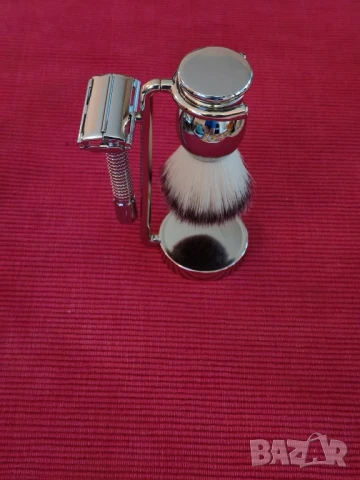 Сребрист комплект за бръснене TRENDHIM. 