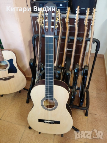 Продавам нова класическа китара Pasadena