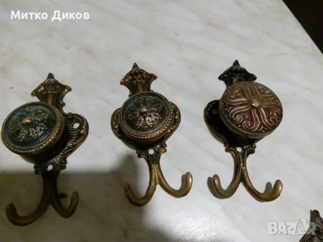 Старинна месингова с патина закачалка с двойна кука и релефна орнаментика като  нови 7 броя, снимка 3 - Антикварни и старинни предмети - 55994202