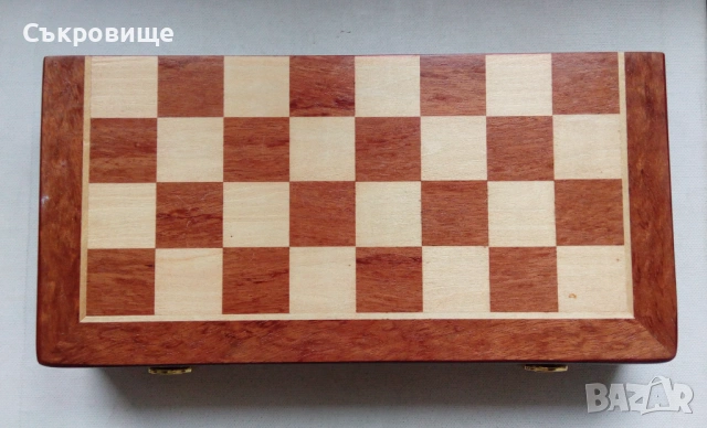 30 х 30 см сгъваем магнитен шах в дървена кутия с метални закопчалки и тапицерия вътре, снимка 2 - Шах и табла - 53398371
