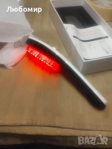 Безжичен гребен за коса,масажиращ чрез вибрации и стимулиращ разтежа чрез червена и синя светлина