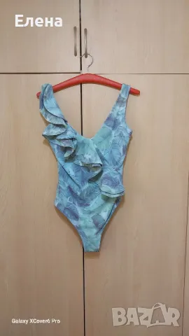 цял бански, размер M.