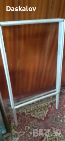 Продавам рекламна алуминиева пирамида.