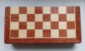 30 х 30 см сгъваем магнитен шах в дървена кутия с метални закопчалки и тапицерия вътре, снимка 2