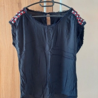 Дамска черна блуза с къс ръкав/тениска в размер М, снимка 1 - Тениски - 36094132