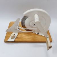 Механична резачка за хляб, уред за рязане на колбаси или месо(11.5), снимка 2 - Антикварни и старинни предмети - 44802393