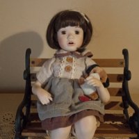 Седящи порцеланови кукли - момче и момиче с пейка, снимка 2 - Кукли - 41621092