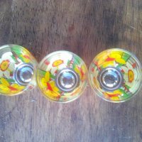 Шест малки изрисувани стъклени чашки с поднос от Германия, снимка 3 - Други ценни предмети - 39349245