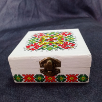 Дървена кутия с български шевици - ръчна изработка