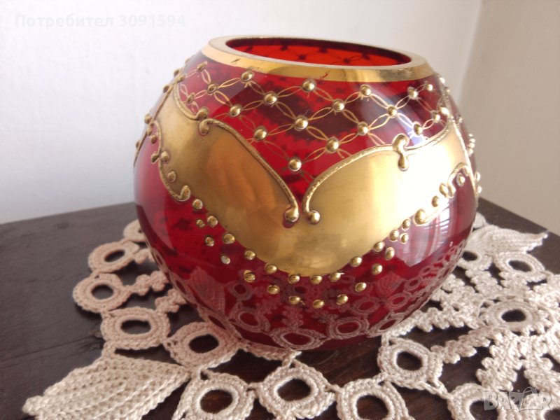 Ваза от ръчно издухано рубинено червено художествено стъкло с ръчно емайлирана  с флорално-листен ди, снимка 1