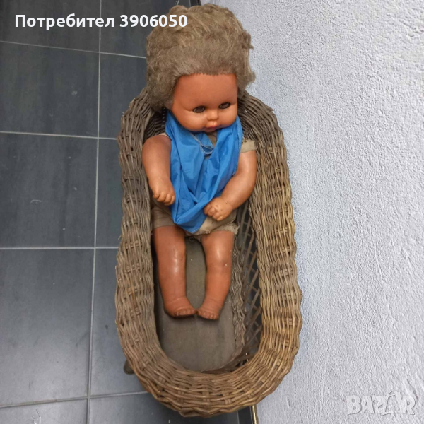 Стара кукла в плетен кош, снимка 1