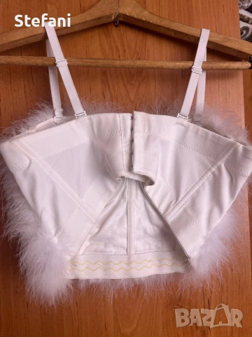 Бяло бюстие с Пух , снимка 3 - Корсети, бюстиета, топове - 53812712