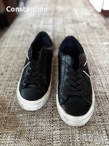 Спортни обувки Guess, снимка 2 - Дамски ежедневни обувки - 51300981