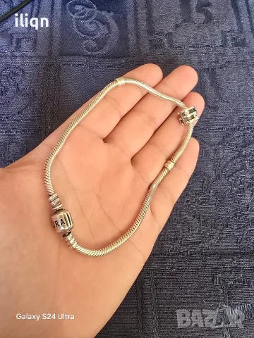 Масивна Сребърна гривна. ,,PANDORA" тип змийска верижка. Оригинал. Талисман е с надпис PANDORA, а др, снимка 3 - Гривни - 56140154
