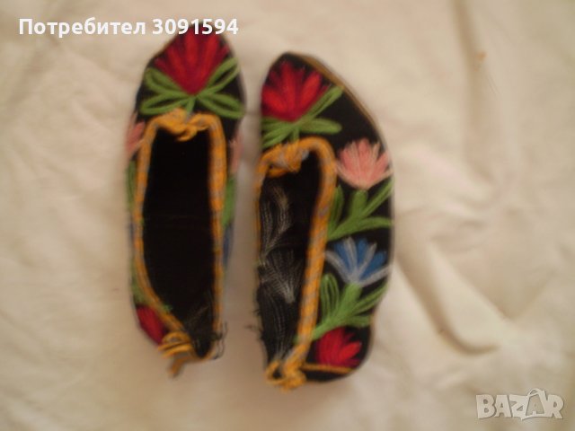 Бродирани Детски терлици от народна носия, снимка 2 - Антикварни и старинни предмети - 39523753