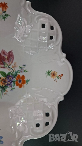 Порцеланова фруктиера на крачета с ажурен, ръб и флорална декорация, снимка 5 - Декорация за дома - 52847229
