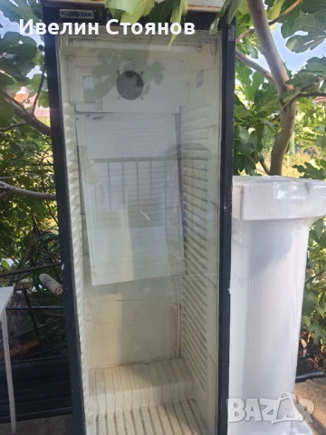 Продавам голяма хладилна витрина без компресор