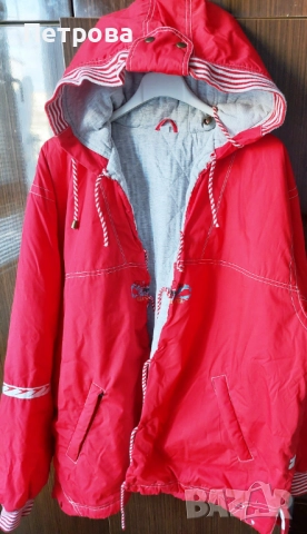 Червено яке с качулка