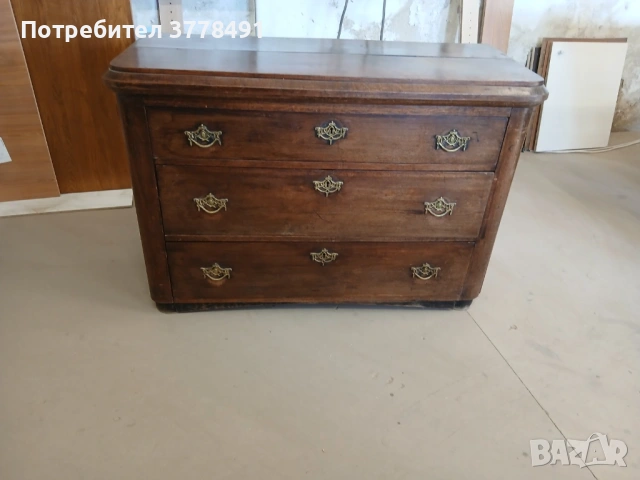 Антично дървен скрин с четири чекмеджета.