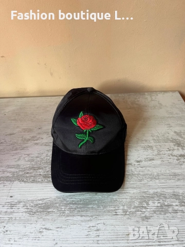 Дамска черна сатенена бейзболна шапка с бронирана роза и регулираща се обиколка на главата 🖤