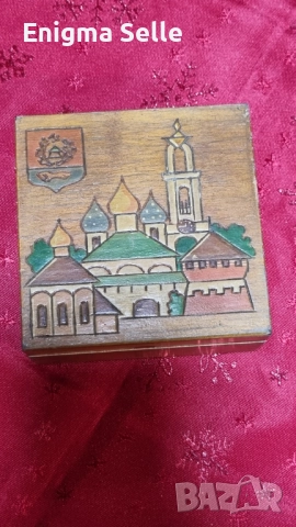 Руска дървена резбована кутия за дрънкулки „Берьозка“, ръчно рисувана