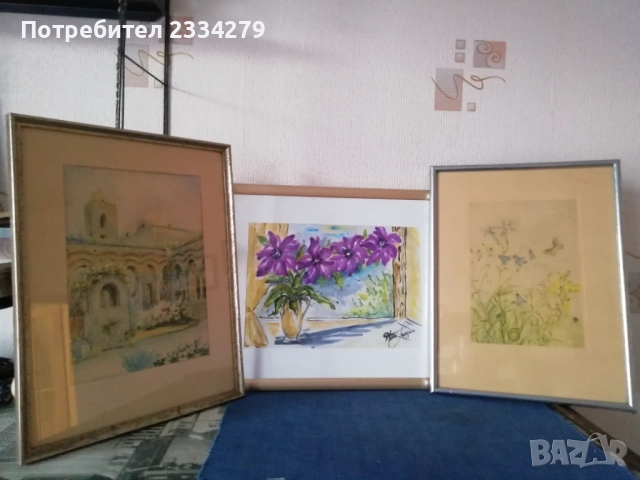 Стари авторски картини поставени в масивни дървени рамки. 