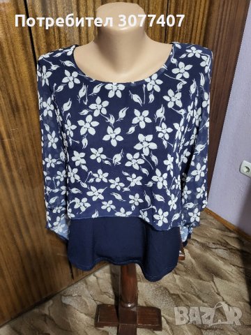 Нежна блуза в тъмносиньо с флорални мотиви 