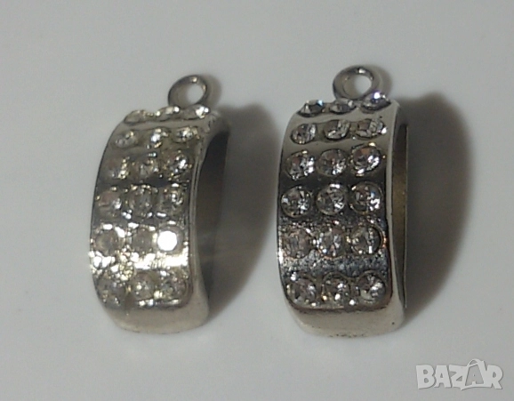 Две обици с 18 камъчета всяка, заоблени